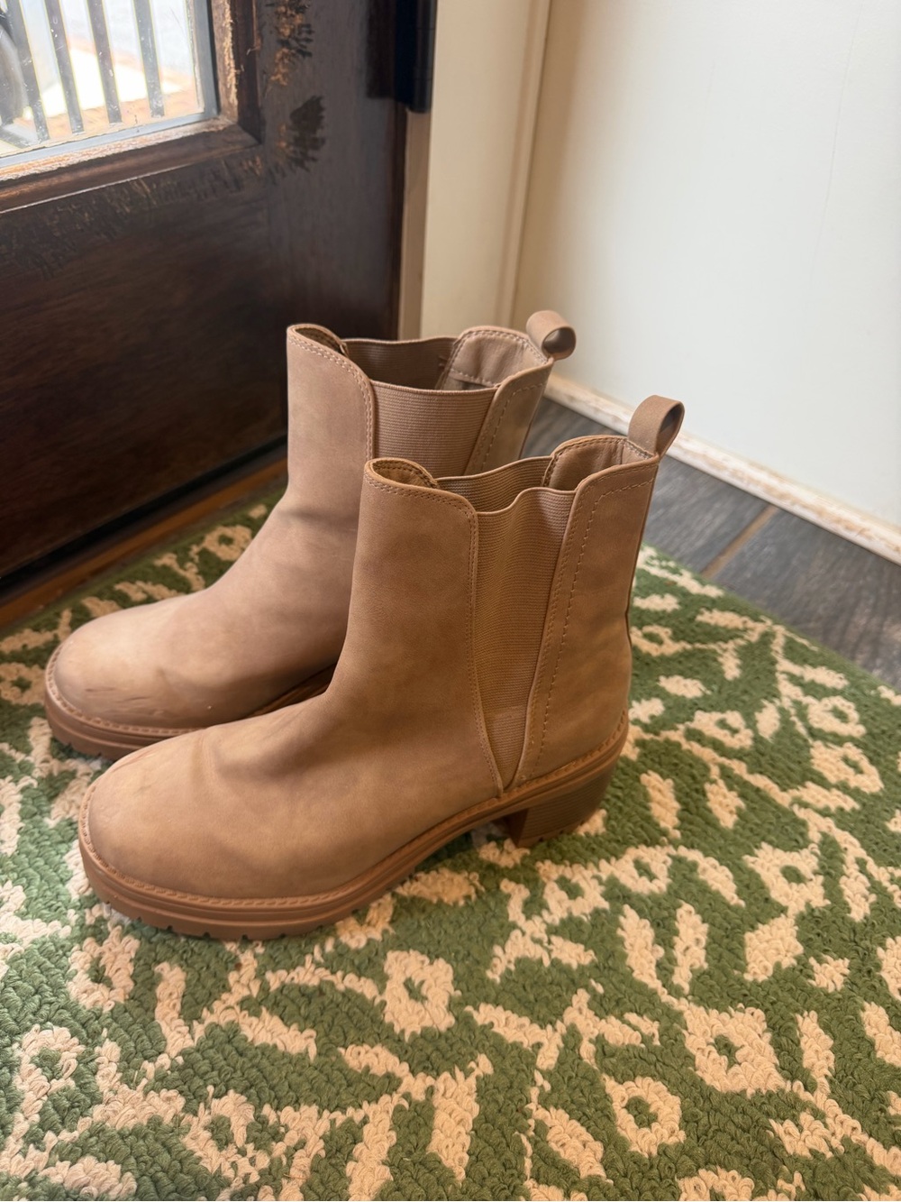 Women's Chelsea Ankle Boots in Tan